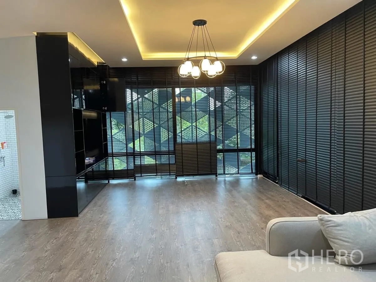 สำนักงาน ให้เช่าในKhlong Toei, Bangkok - ห้องเอนกประสงค์ เพดานไฟดาวน์ไลท์ หน้าต่างบานใหญ่พร้อมมู่ลี่สีเข้ม