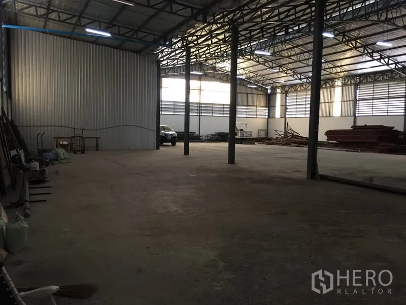 คลังสินค้า ให้เช่าในSaphan Sung, Bangkok - พื้นที่จัดเก็บโล่ง เสาเหล็ก ประตูม้วน รับรถบรรทุกเข้าออกและกลับลำได้สะดวก