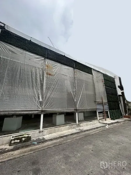 零售空间 出租在Khlong Toei, Bangkok - 临街宽阔店面，透明卷帘与大面积门面，可做招牌。