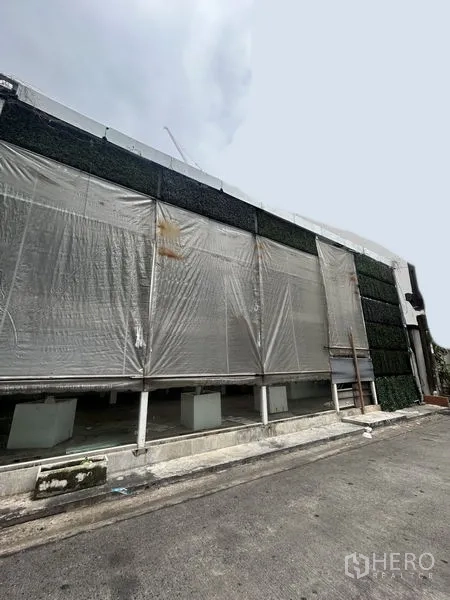 零售空间 出租在Khlong Toei, Bangkok - 临街宽阔店面，透明卷帘与大面积门面，可做招牌。