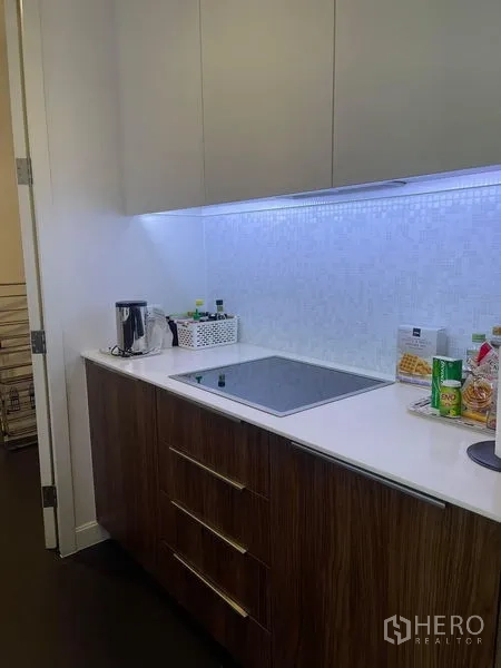 公寓 出租在Pathum Wan, Bangkok - 简洁厨房台面，感应炉与橱柜下照明