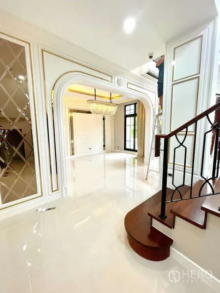 บ้าน ขายในThawi Watthana, Bangkok - พื้นที่นั่งเล่นพื้นเงา สเต็ปบันไดไม้โค้ง ราวเหล็กดีไซน์