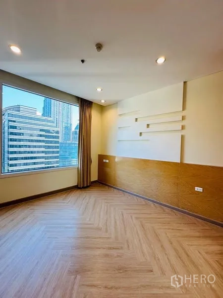 Condominium for rent in Bang Rak, Bangkok - Bedroom featuring a design accent wall, mirrored wardrobe, and skyline outlook.