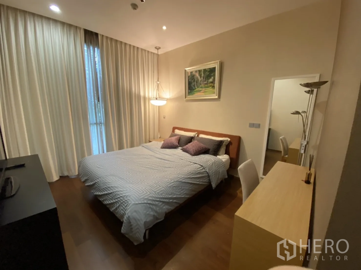 公寓 出租在Watthana, Bangkok - 主卧配大床、书桌、吊灯与高挑落地窗帘。