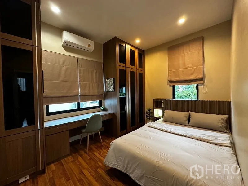 บ้าน ให้เช่าในPrawet, Bangkok - ห้องนอนรอง โต๊ะทำงาน บิลท์อินตู้เสื้อผ้า และเครื่องปรับอากาศ