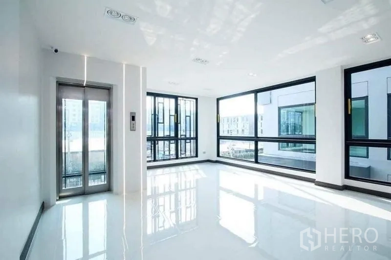 Home Office for rent in Don Mueang, Bangkok - Corner office floor with private elevator and panoramic windows bringing in natural light.