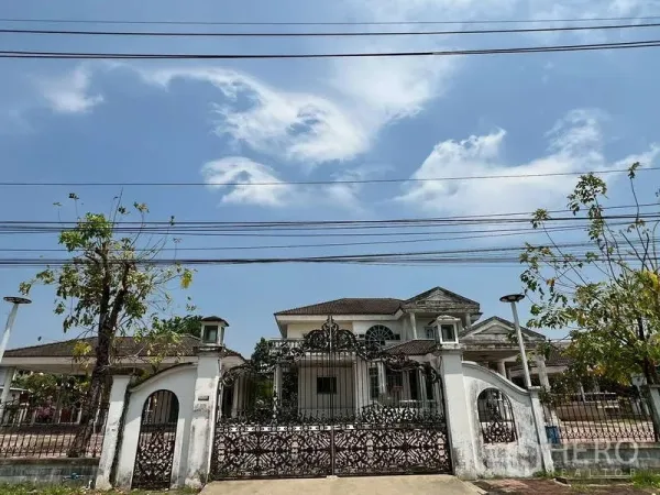 บ้าน ให้เช่าในPrawet, Bangkok - หน้าบ้านพร้อมรั้วเหล็กดัดลายและกำแพงสีขาว