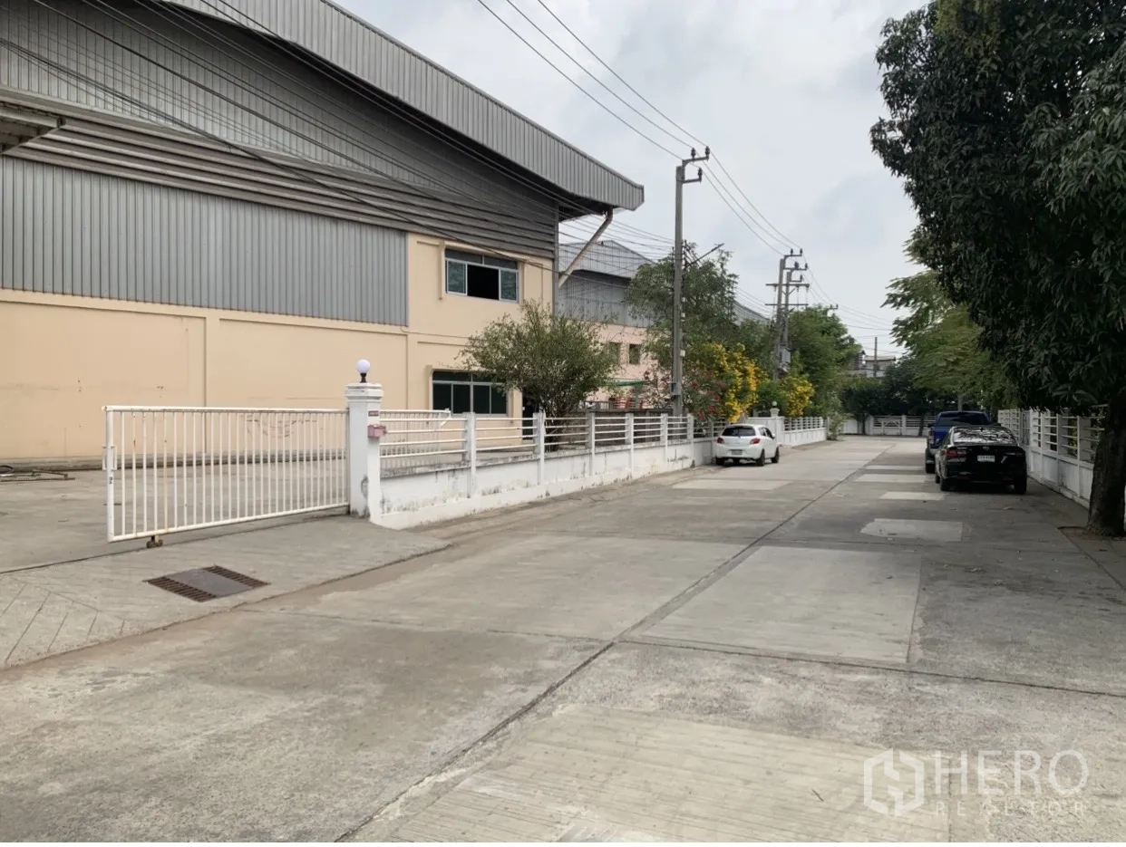 工厂 出租在Mueang Samut Prakan, Samut Prakan - 工厂旁安静道路，设停车位与安全围栏。