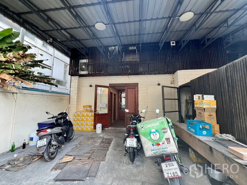 Shophouse for rent in Watthana, Bangkok - Covered rear service yard providing delivery access and storage area.