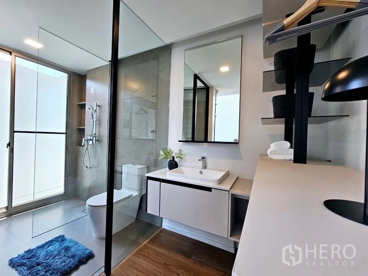 Detached House for rent in Saphan Sung, Bangkok - Second bathroom with glass shower, modern vanity, and shelving.