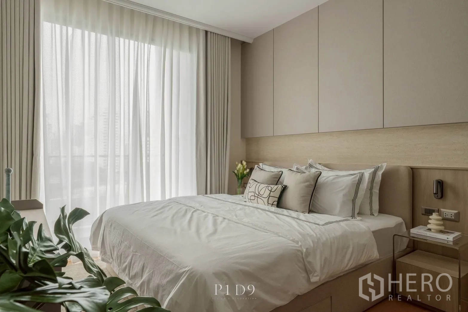 公寓 for rent in Watthana, Bangkok - 采光充足的卧室，床品素雅、氛围宁静。