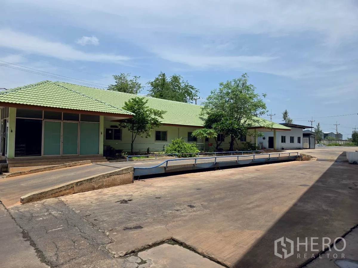 โรงงาน ให้เช่าในMueang Samut Sakhon, Samut Sakhon - อาคารสำนักงานชั้นเดียวหลังคาสีเขียว คู่กับสะพานชั่งภายในพื้นที่และลานคอนกรีตกว้าง