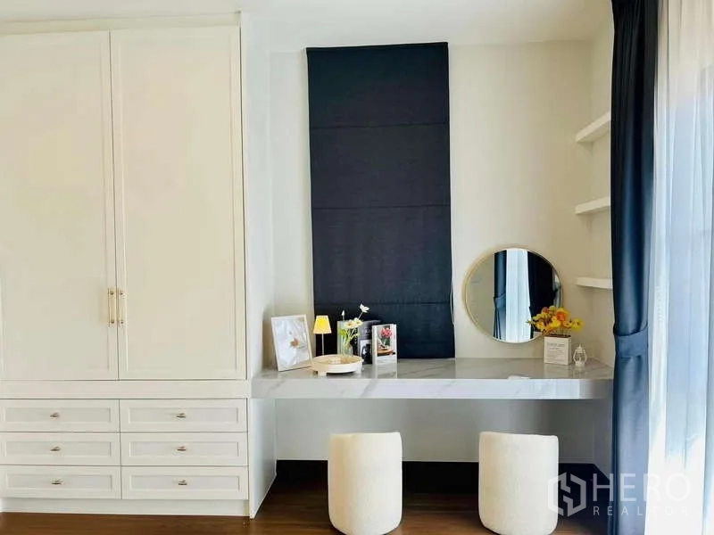 Detached House for rent in Bang Phli, Samut Prakan - Built-in wardrobe and long marble vanity with twin stools next to a window.