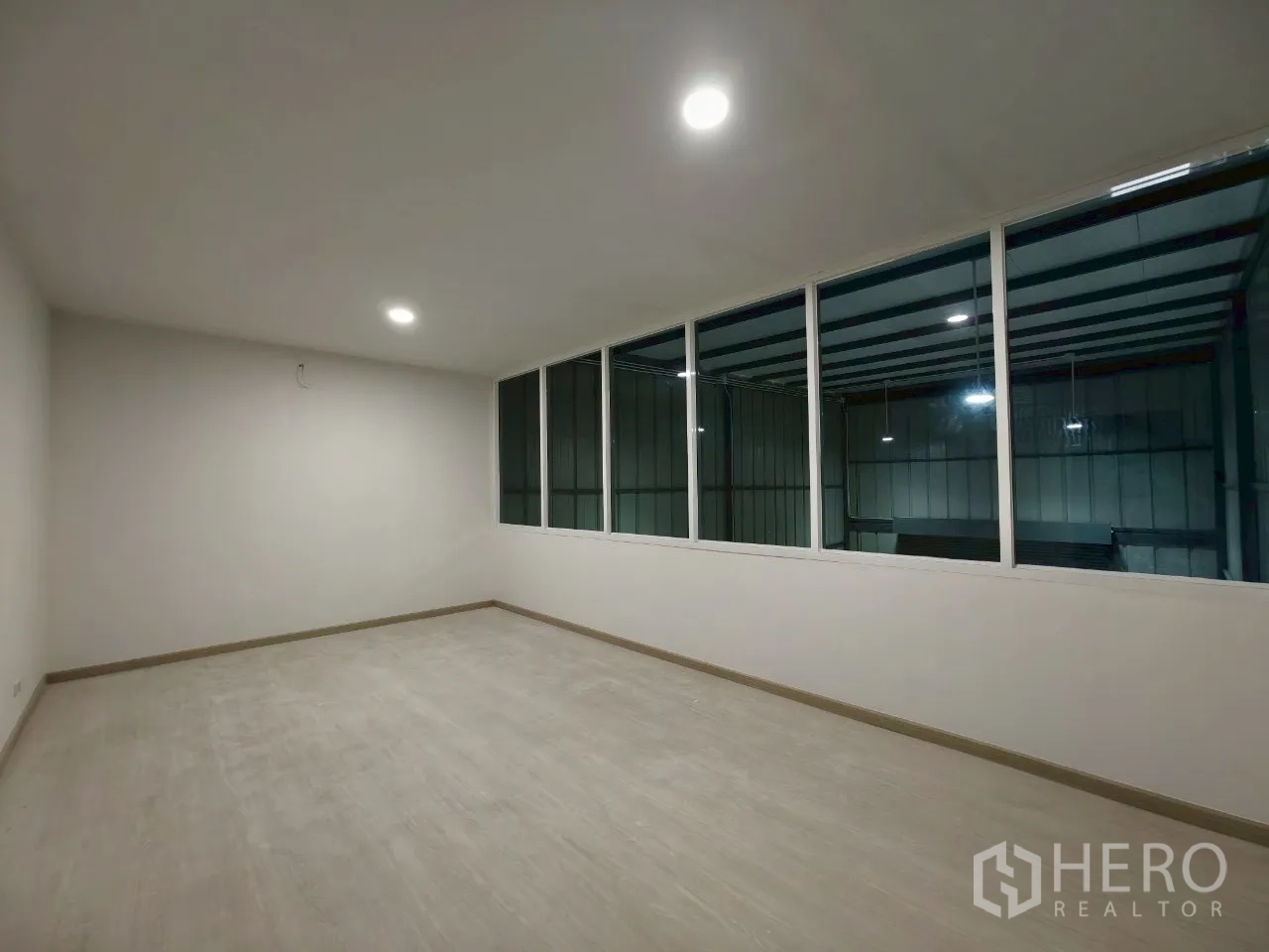 货栈 出租在Phra Khanong, Bangkok - 办公室设大窗，可俯视仓库空间。