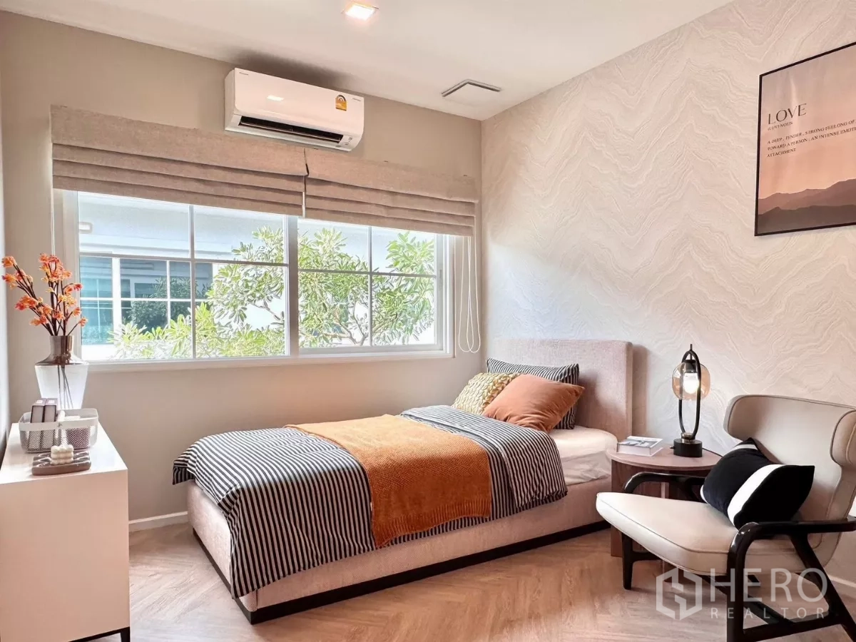 Detached House for rent in Bang Phli, Samut Prakan - Secondary bedroom with single bed, reading chair and wide window.