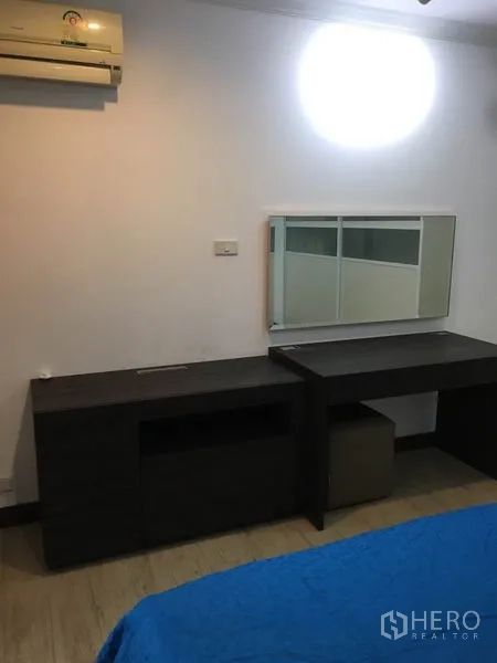 公寓 出租在Watthana, Bangkok - 卧室书妆台、镜子与空调角落