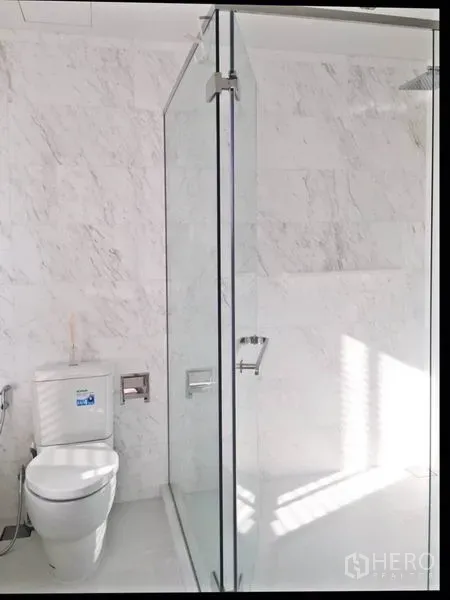 公寓 出租或出售在Watthana, Bangkok - 现代浴室，玻璃淋浴间与大理石纹墙面。