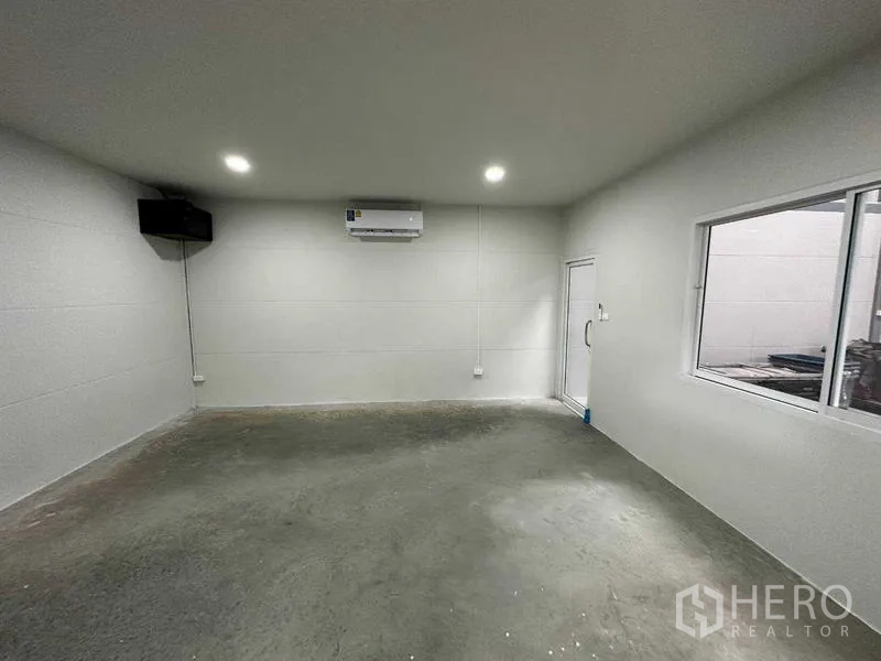 คลังสินค้า ให้เช่าในBang Bua Thong, Nonthaburi - ห้องสำนักงานภายในโกดัง ผนังสีขาว มีหน้าต่าง เครื่องปรับอากาศ และพื้นคอนกรีต