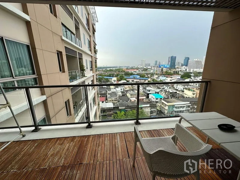 公寓 出租在Yan Nawa, Bangkok - 木格栅地面阳台，远眺Yan Nawa城市天际线。