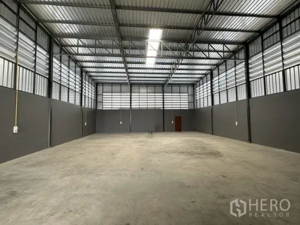 货栈 出租在Lam Luk Ka, Pathum Thani - 仓库内部高挑空间，钢结构桁架、天窗灯带与电源点