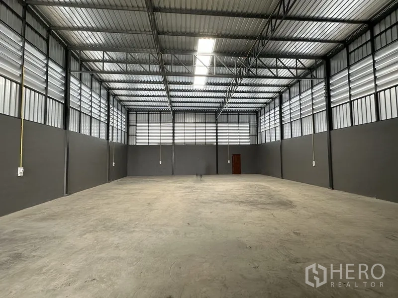 货栈 出租在Lam Luk Ka, Pathum Thani - 仓库内部高挑空间，钢结构桁架、天窗灯带与电源点
