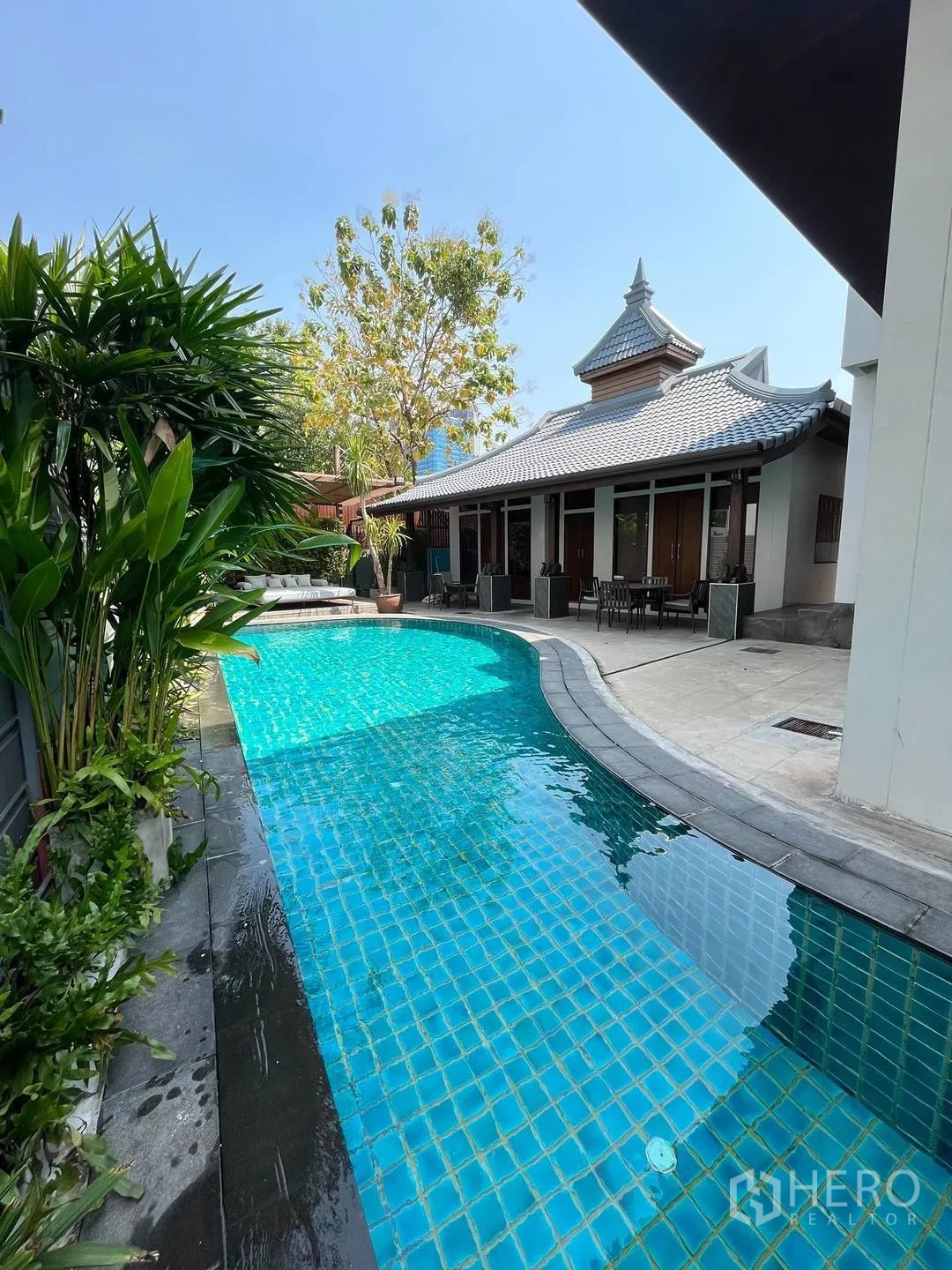 บ้านเดี่ยว for rent in Watthana, Bangkok - สระว่ายน้ำยาวปูกระเบื้องข้างเฉลียงและศาลา