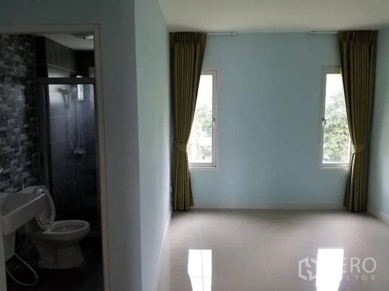 Townhouse for rent in Bang Kapi, Bangkok - Another airy bedroom with en-suite bathroom and twin windows in neutral tones.