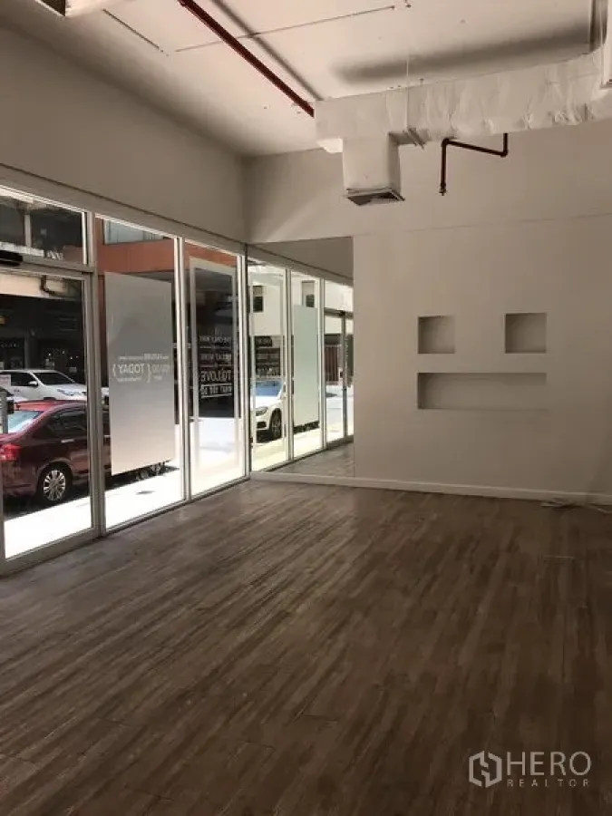 Retail Space for rent in Pathum Wan, Bangkok - Street-facing retail unit with floor-to-ceiling glass frontage, high ceiling and wood-look floors in Phloen Chit.