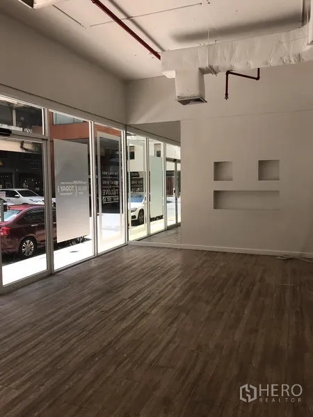 Retail Space for rent in Pathum Wan, Bangkok - Street-facing retail unit with floor-to-ceiling glass frontage, high ceiling and wood-look floors in Phloen Chit.