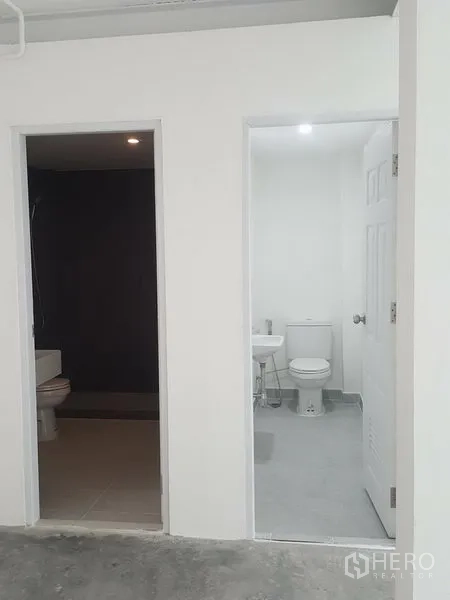 带办公室的家 出租在Khlong Toei, Bangkok - 并列的两间卫浴，一间深色湿区，一间明亮白色卫生间。