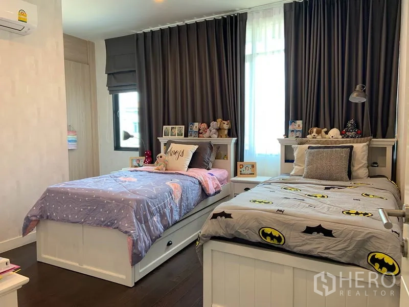 Detached House for rent or sale in Bang Kapi, Bangkok - Twin kids’ bedroom with two single beds and blackout curtains.