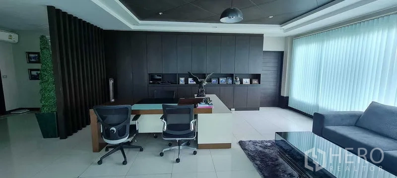 คลังสินค้า ให้เช่าหรือขายในBang Phli, Samut Prakan - ห้องประชุมผนังกระจก โต๊ะยาว และชั้นโชว์สินค้า