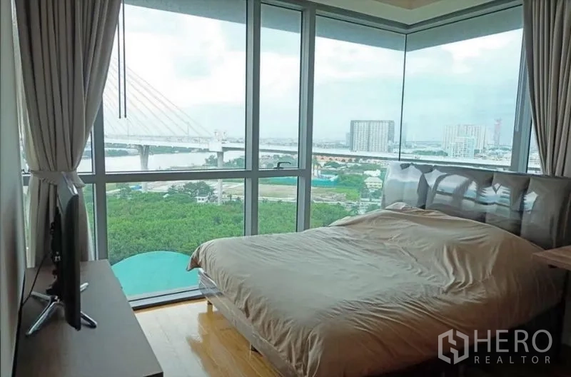 公寓 出租或出售在Yan Nawa, Bangkok - 转角卧室，环幕落地窗与河景