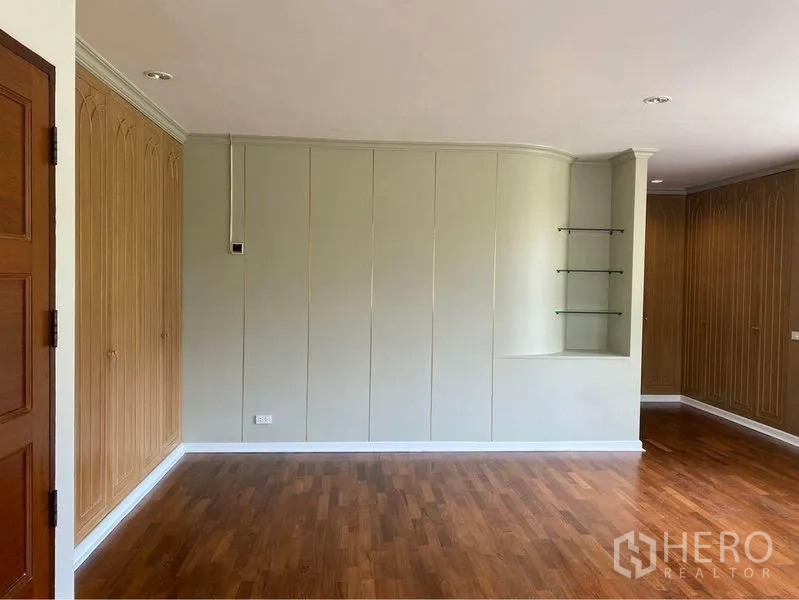 บ้าน ให้เช่าในWatthana, Bangkok - ห้องมีผนังโค้ง มุมชั้นวางของ และตู้บานไม้