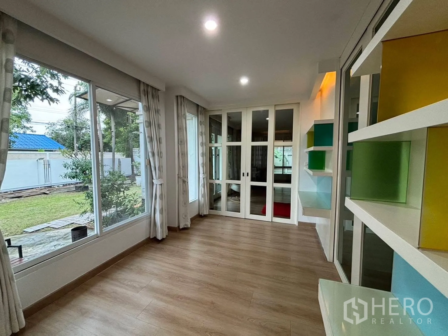 独立式住宅 出租在Bang Kapi, Bangkok - 日光房，落地窗观花园，彩色置物架