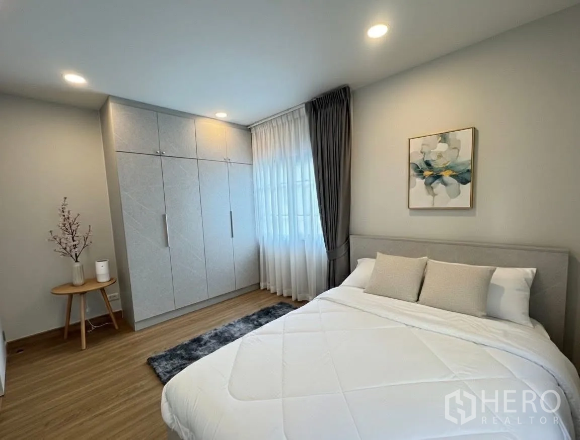 บ้าน for rent in Bang Phli, Samut Prakan - ห้องนอนพร้อมตู้เสื้อผ้าบิลท์อินสูงจรดเพดาน ผ้าม่านโปร่ง และเตียงนอน