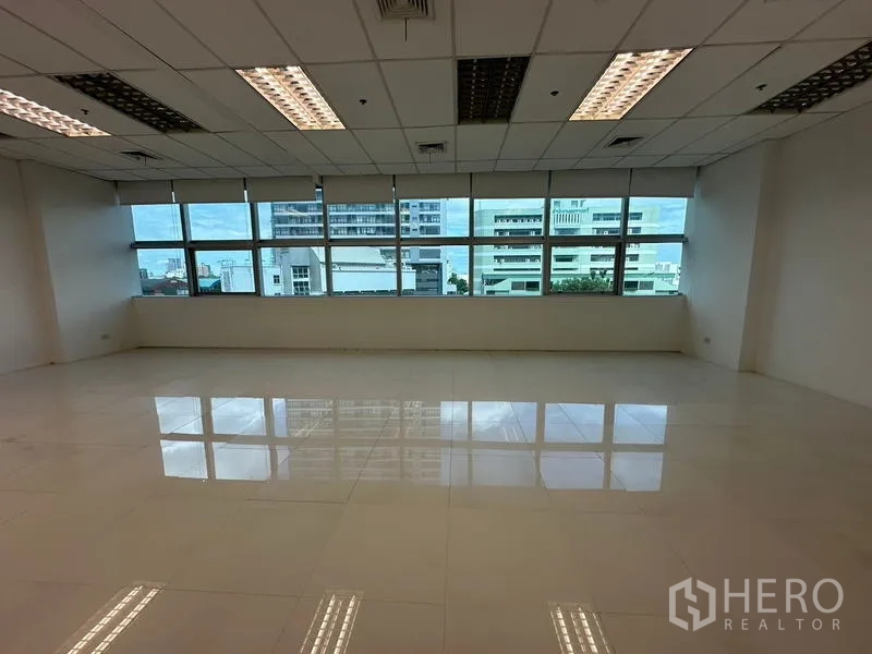 สำนักงาน ให้เช่าในRatchathewi, Bangkok - ห้องทำงานขนาดใหญ่ หน้าต่างยาวมุมมองเมือง พื้นกระเบื้องเงา