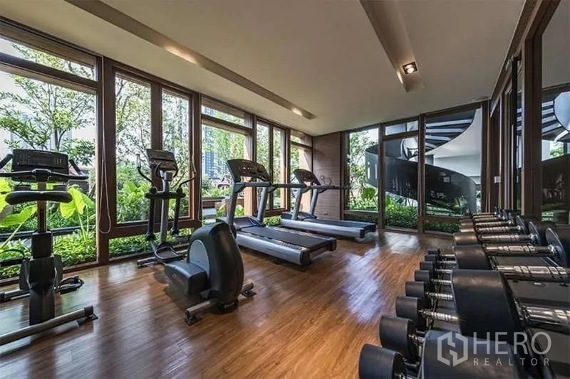 公寓 出租在Watthana, Bangkok - 健身房设跑步机、单车与哑铃，面向绿景。