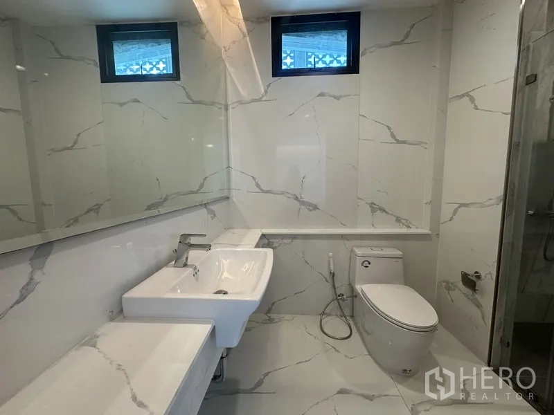 联排别墅 出租在Watthana, Bangkok - 明亮卫生间，大理石纹墙面与独立淋浴