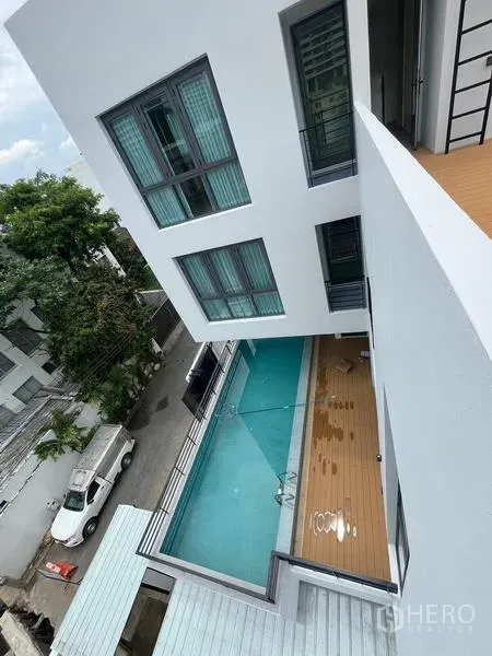 联排别墅 出租在Khlong Toei, Bangkok - 俯瞰白色联排别墅的私人泳池与木质甲板