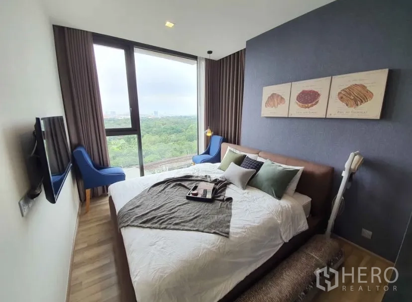 คอนโด for rent in Chatuchak, Bangkok - ห้องนอนสว่างด้วยหน้าต่างสูงจากพื้นจรดเพดาน มองเห็นวิวพื้นที่สีเขียวกว้าง