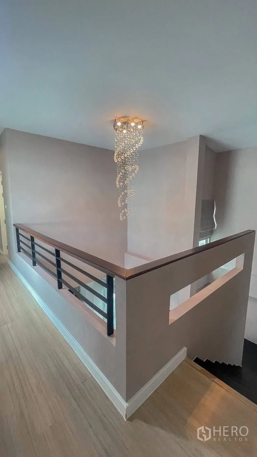 บ้านเดี่ยว for rent or sale in Saphan Sung, Bangkok - โถงบันไดตกแต่งด้วยโคมแชนเดอเลียร์ทรงเกลียว.