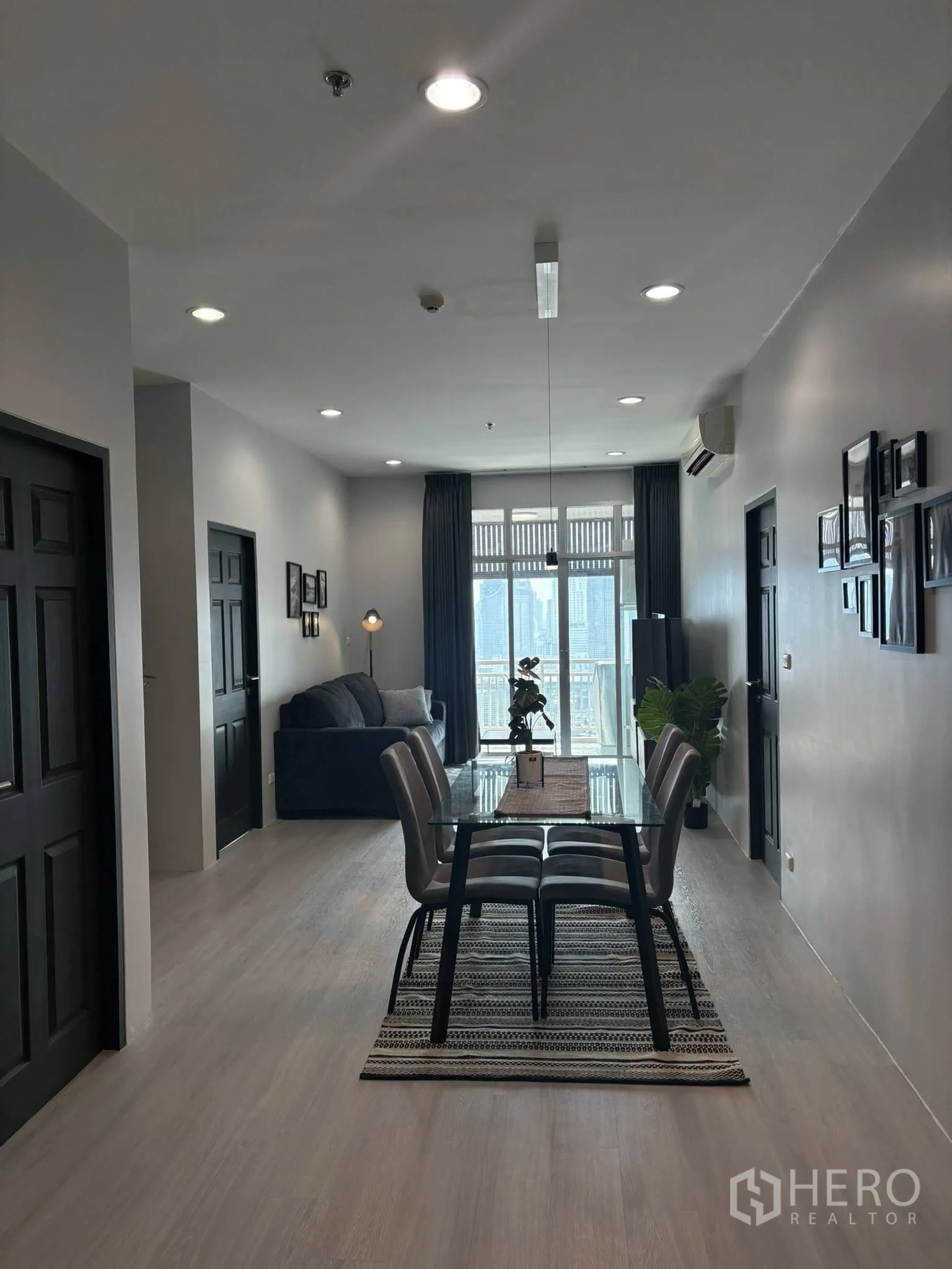 คอนโด for rent in Ratchathewi, Bangkok - พื้นที่นั่งเล่น-ทานข้าวแบบเปิดโล่ง เชื่อมต่อระเบียงวิวเมือง