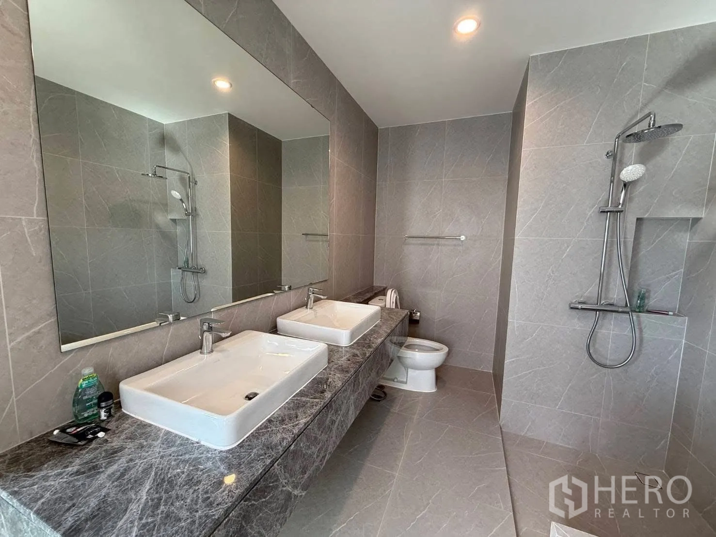 独栋房屋 for rent in Bang Phli, Samut Prakan - 现代浴室，双台盆、超大镜面、灰色瓷砖、坐便与雨淋花洒。