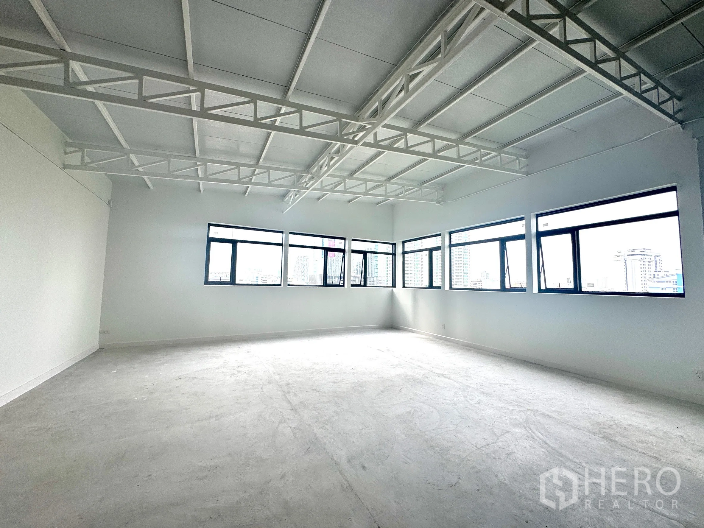 办公室 for rent in Sathon, Bangkok - 开放式大空间，白色桁架高顶与多扇大窗。