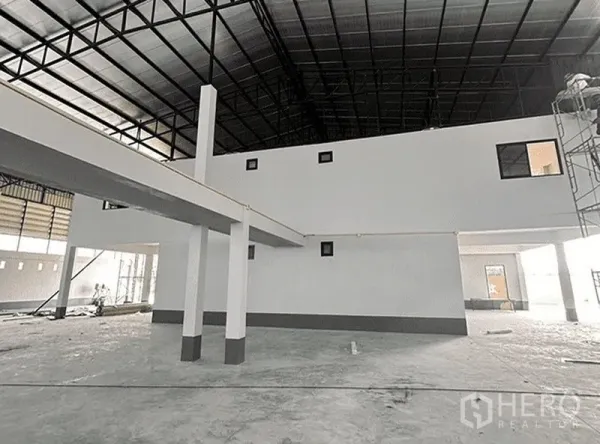 货栈 出租在Bang Pakong, Chachoengsao - 开阔的仓储大厅，设有夹层结构、白色立柱与金属屋面。