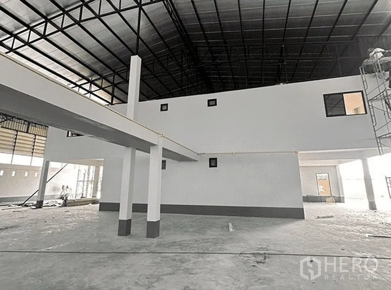 货栈 出租在Bang Pakong, Chachoengsao - 开阔的仓储大厅，设有夹层结构、白色立柱与金属屋面。