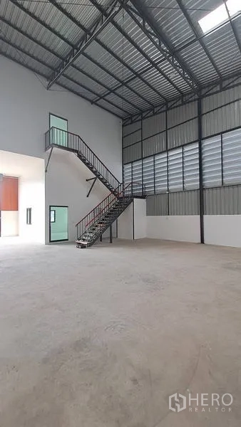 Warehouse for rent in Lam Luk Ka, Pathum Thani - Large bright office with air-conditioning, white glossy tiles and multiple windows.