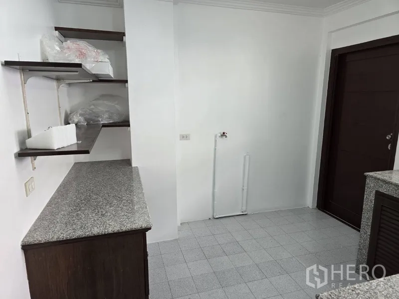 独立式住宅 出租在Watthana, Bangkok - 杂物/家务区带置物架、洗涤空间与进水接口。