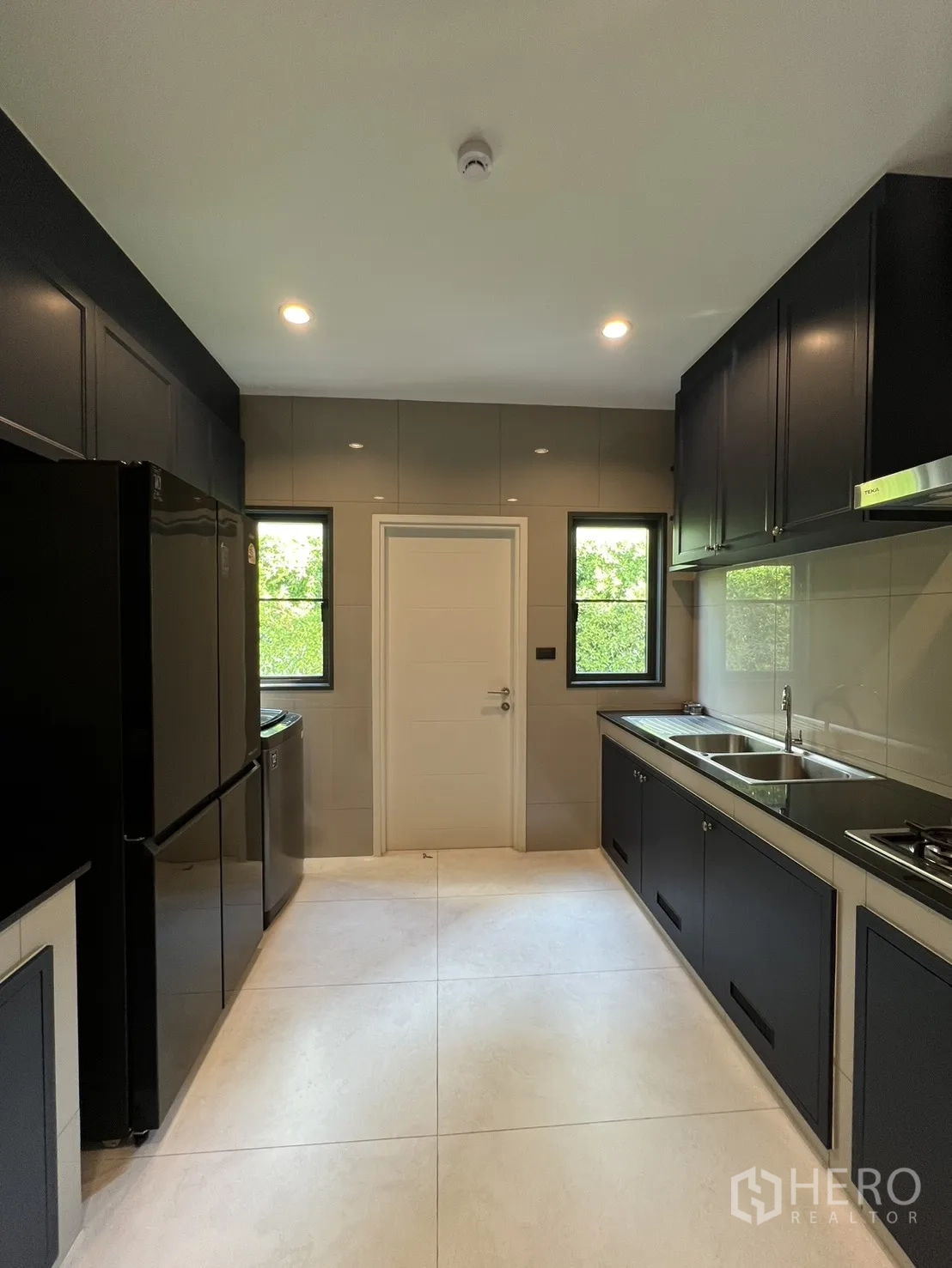 Detached House for rent in Bang Phli, Samut Prakan - Kitchen with double sink, windows and full-size appliances.
